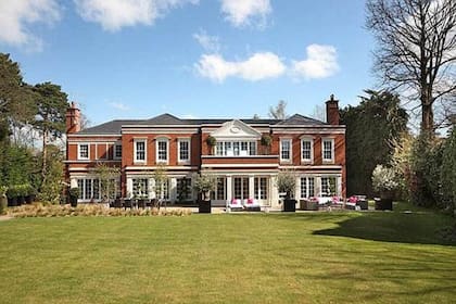 La mansión de Surrey de 55 millones de dólares se llama Somerton House