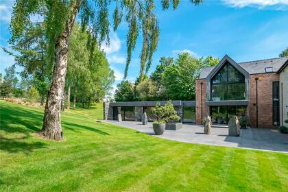 La mansión está en las afueras de la ciudad, donde predomina el verde