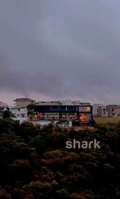 La mansión está rodeada de la típica vegetación brasileña