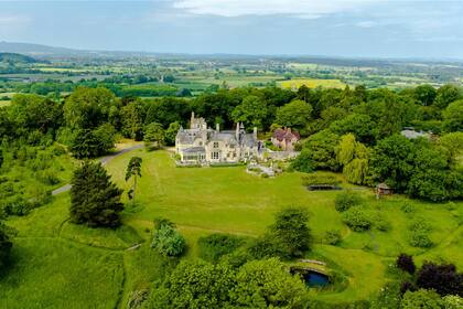 La mansión está rodeada por un excepcional entorno verde de bosques, jardines de flores silvestres, huerta y dos estanques naturales.