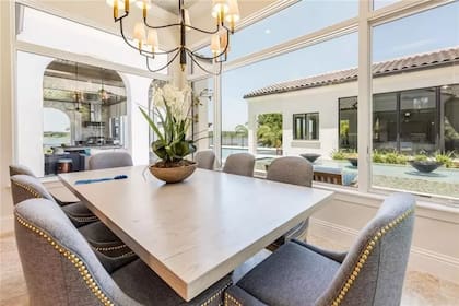 La mansión frente al lago Apopka fue construida en 2017 y combina un estilo rústico con acabados de lujo y tecnología moderna