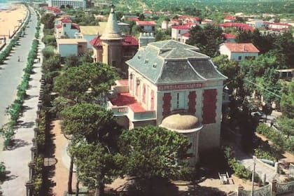 La mansión fue diseñada por el arquitecto Valentín Meyer Brodsky, famoso por haber sido el coautor del Hotel Alvear y del Edificio Colón en Mar del Plata