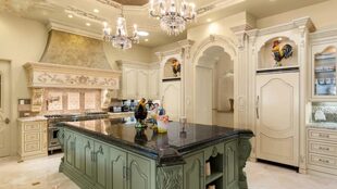 La mansión incluye una cocina de chef con una enorme isla y electrodomésticos de alta gama ocultos detrás de los gabinetes.