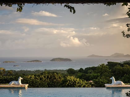 La mansión incluye una piscina infinita que parece caer en cascada.