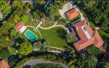 La mansión posee amplios espacios y una pileta