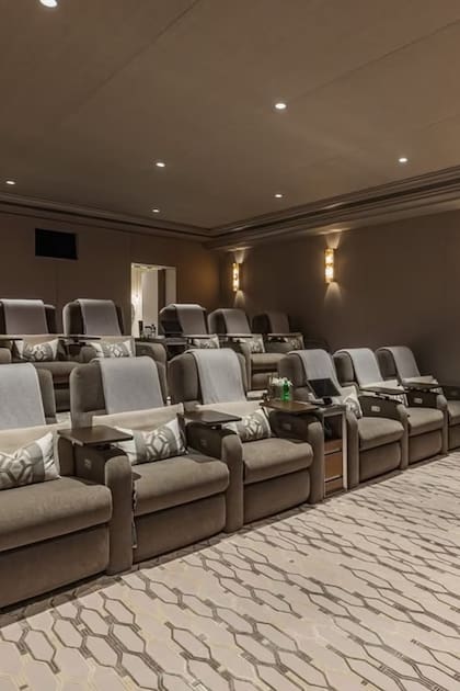 La mansión que alguna vez fue de Ricky Martin tiene una amplia sala de cine