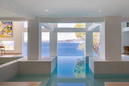 La casa, ubicada en el sur de Francia, tiene piscinas internas y externas (Knight-Frank) 