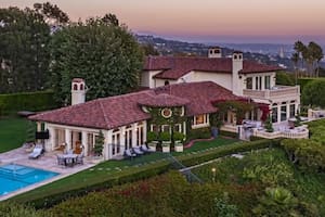 Tiene 12 baños y un cine: cómo es por dentro la mansión en la que vivía Ricky Martin en California