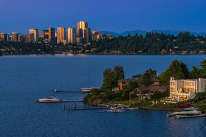 El director de Amazon vende su mansión frente a un lago de Seattle en US$25 millones