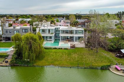 La mansión se encuentra sobre un lote de 2200 metros cuadrados con salida directa al lago central del barrio