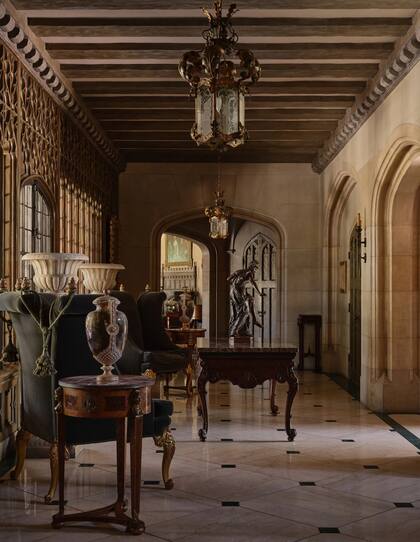 La mansión tiene 10 habitaciones, seis baños y un diseño tipo castillo, además de un amplio jardín