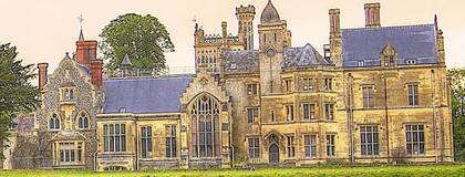 La mansión tiene los tejados muy deteriorados y las goteras afectan el interior del inmueble