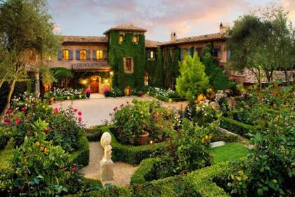 La mansión tiene nueve cuartos y 16 baños además de una casa de huéspedes donde seguramente vivirá la madre de Meghan