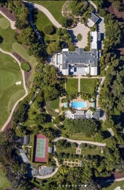 La mansión tiene una cancha de tenis en su exterior y no tiene vecinos en sus dos extremos