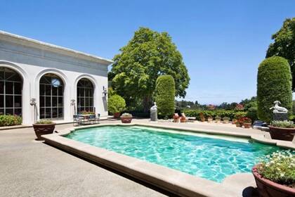 La mansión tiene una lujosa piscina