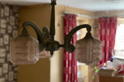 La mansión todavía tiene objetos de decoración e iluminación de época