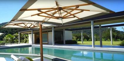 La mansión ubicada en Angra do Reis tiene una amplia pileta