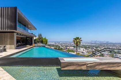 La mansión, ubicada en las colinas de Hollywood, tiene comodidades para un estilo de vida lujoso