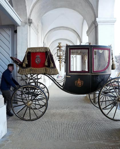 La manta del asiento del conductor tiene bordado en hilos de oro, plata y seda el escudo danés.