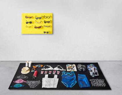 La mantera (2020), de Mariana López (primer premio). Instalación de piezas confeccionadas en óleo sobre tela, inspirada en los mantos de personas afrodescendientes que venden mercancías en la calle.
