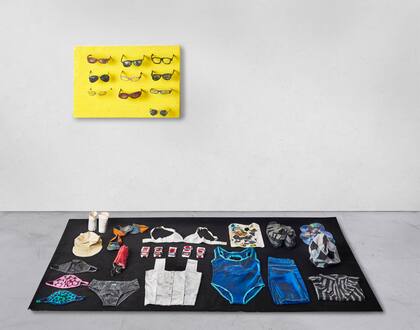 La mantera (2020), de Mariana López (primer premio). Instalación de piezas confeccionadas en óleo sobre tela, inspirada en los mantos de personas afrodescendientes que venden mercancías en la calle.