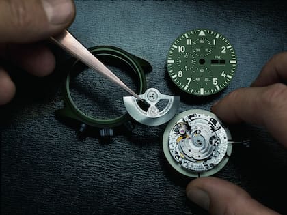 La manufactura artesanal de un reloj IWC, una de las claves de una pieza considerada de lujo