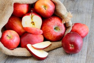 La manzana, aunque también la cebolla, la banana y el puerro, son de los mejores prebióticos ya que estimulan el funcionamiento de la microbiota intestinal