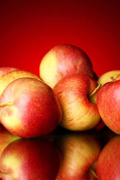 La manzana ayuda a reducir el colesterol malo, la tensión arterial y a saciar el estómago, por lo que puede contribuir a la disminución de peso