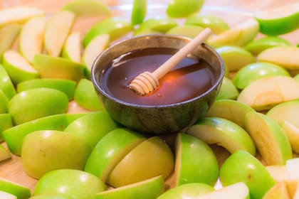 La manzana con miel es una tradición de Rosh Hashaná, para asegurar la dulzura del nuevo año judío