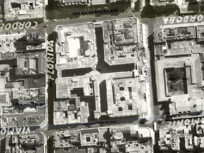 La Manzana de las Galerías Pacífico vista desde el aire en 1940. Se observa que el cuadrante de Viamonte y Florida no llegó a formar parte del proyecto original, y terminó siendo ocupado por varios edificios.
