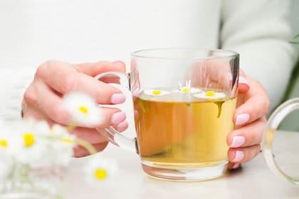 La manzanilla, por su perfil de compuestos antioxidantes y su uso tradicional en el bienestar digestivo, se considera una bebida que puede apoyar el equilibrio del organismo y contribuir indirectamente a reducir factores asociados al deterioro hepático cuando se integra dentro de un estilo de vida saludable