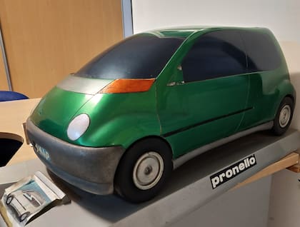 La maqueta del auto económico diseñado por Pronello en los años 90