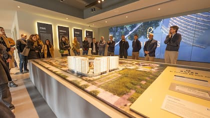 La maqueta del edificio Marina, donde se llevará a cabo Experiencia Living 2025, dentro de la maqueta que muestra el Master Plan sobre las 9,5 hectáreas que conforman Bliss Bs As.