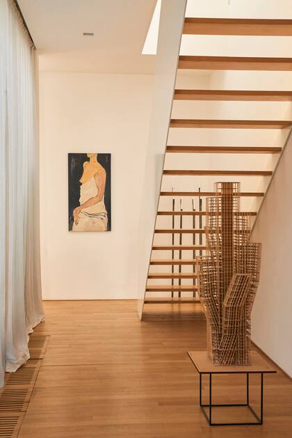 La maqueta escultórica es un regalo de Abril, la sobrina de la dueña de casa; la hizo para la materia Estructuras III, cuando estudiaba Arquitectura.