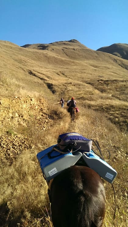 La máquina atraviesa todo el país, por caminos desfavorables o a lomo de mula