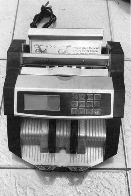 La máquina de contar billetes hallada en la casa del supuesto creador de la banda del Millón