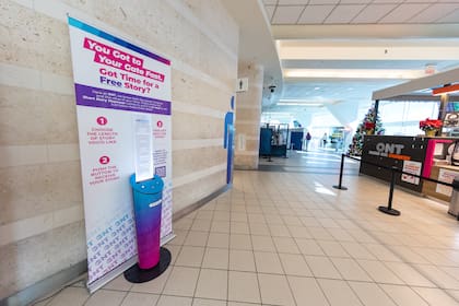 La máquina de cuentos del aeropuerto de Ontario está ubicada cerca del control de seguridad en ambas terminales