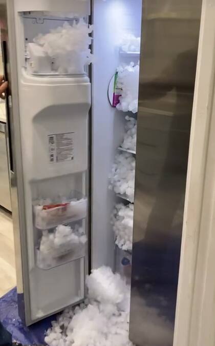 La máquina de hielo llenó el freezer de cubitos