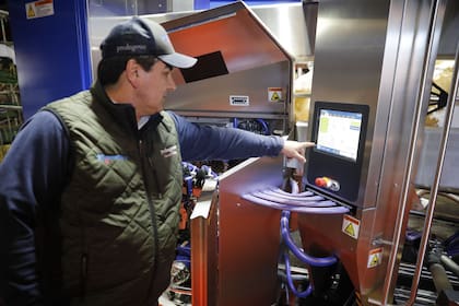 Es furor entre la gente: el novedoso tambo robótico que se roba las miradas en la Rural 6 La máquina que genera la información del tambo