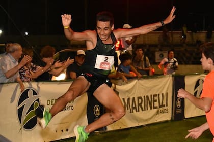 La llegada triunfal del ganador de la maratón este año: Julián Molina