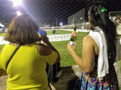 En el club, mientras esperan la llegada de los primeros atletas, los vecinos celebran la llegada del Año Nuevo