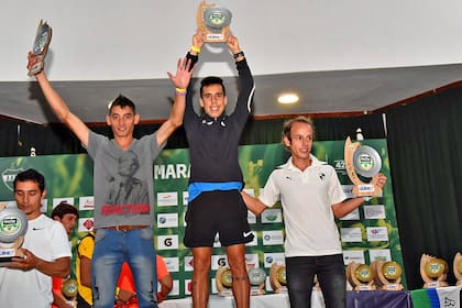 El podio de los ganadores de la general: Julián Molina, Miguel "Mito" Guerra y el riocuartense Brian Burgos