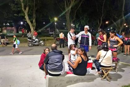 Las familias se congregan en el Parque Sarmiento, que rodea el club Banda Norte