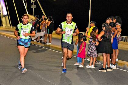 Durante los 10 kilómetros los atletas reciben el aliento de quienes se acercan a ver la maratón