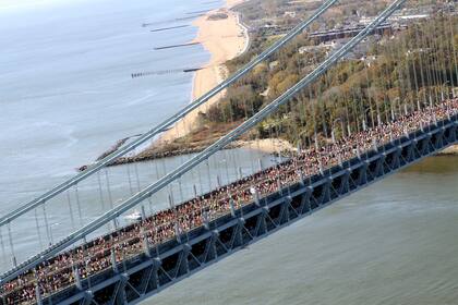 La Maratón de Nueva York comienza en Staten Island y en los primeros kilómetros recorre el Puente Verrazano