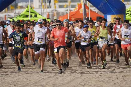 La Maratón del Desierto en Pinamar es un circuito de aventura que atraviesa médanos y senderos, a metros del mar con tramos donde se pasa por el bosque
