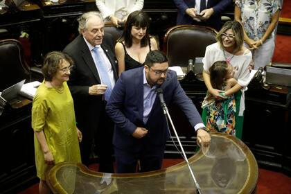 La maratónica sesión por la ley de emergencia económica comenzó con la jura de algunos diputados