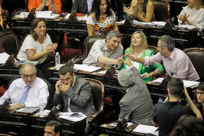 Máximo Kirchner y Andrés Larroque se saludan antes de comenzar la sesión