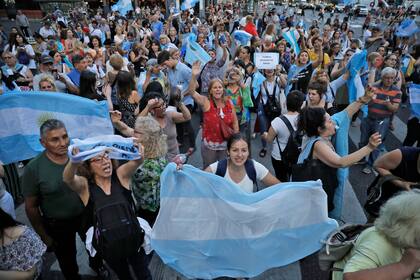 Paralelamente afuera del Congreso manifestantes protestaban contra la ley