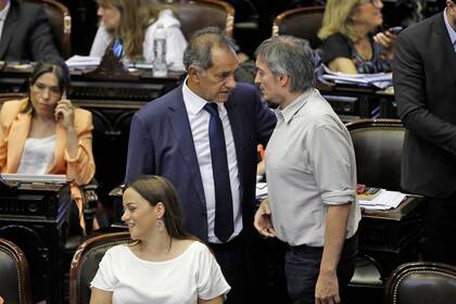 Máximo Kirchner y Daniel Scioli, dialogan antes de comenzar la sesión